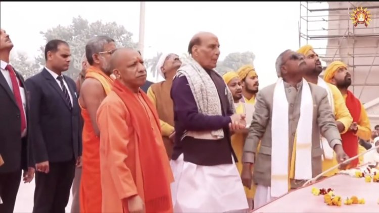 माता अन्नपूर्णा मंदिर के शिखर पर रक्षा मंत्री राजनाथ सिंह, मुख्यमंत्री योगी ने किया ध्वजारोहण