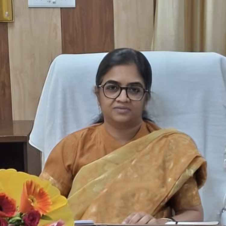 उत्तर प्रदेश आयुर्वेद निदेशालय में निदेशक चैत्रा वी. का औचक निरीक्षण