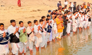 वाराणसी : रामलला की प्राण प्रतिष्ठा की द्वितीय वर्षगांठ पर गंगा तट पर विशेष पूजन