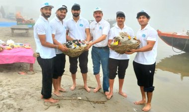 वाराणसी : नए साल के जश्न में गंगा उस पार रेती पर छोडे़ गए कचरे को नमामि गंगे के स्वयंसेवकों ने किया साफ