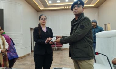 बरेली पुलिस ने 481 गुमशुदा मोबाइल फाेन बरामद कर मालिकों काे साैंपे, खिले चेहरे