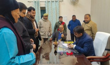 वाराणसी : जिलाधिकारी ने जनता दर्शन में सुनी जन शिकायतें