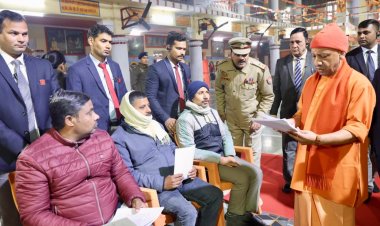 सीएम योगी ने जनता दर्शन में सुनी लाेगाें की समस्याएं , बोले- सबकी समस्या का निराकरण सरकार का संकल्प