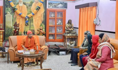 पत्रकार विवेक अस्थाना के परिवार की मुख्यमंत्री योगी ने की आर्थिक मदद