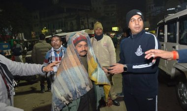 हाड़ कपा देने वाली ठंड के बीच जिला प्रशासन ने देर रात्रि चलाया राहत अभियान,कंबल किए वितरित