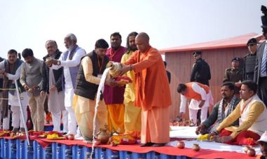 सीएम योगी ने ‘संगम स्नान’ कर किया गंगा पूजन, बड़े हनुमान जी के चरणों में झुकाया शीश