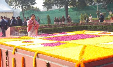 मुख्यमंत्री ने विजय घाट पर शास्त्री जी को श्रद्धांजलि अर्पित करके उन्हें किया नमन