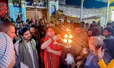 तपोभूमि चित्रकूट पहुंचे बागेश्वर धाम के पीठाधीश्वर धीरेन्द्र कृष्ण शास्त्री ने किया कामदगिरि पर्वत की परिक्रमा