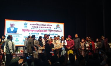 नगर निगम में उज्ज्वला योजना के तहत निःशुल्क गैस चूल्हा–सिलेंडर का वितरण