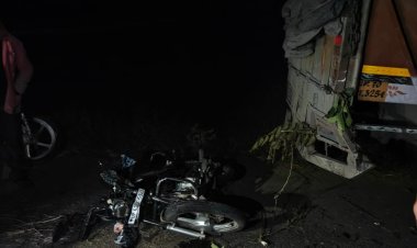 खड़े ट्रक से टकराई बाइक, दो युवकों की मौत