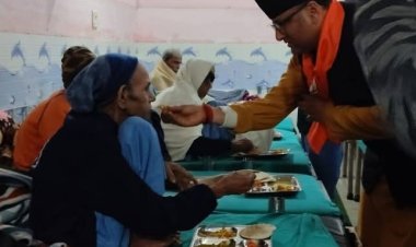 अशक्त और वृद्धजनों को सामूहिक भोजन करा मनाई पूर्व विधायक हरिश्चन्द्र श्रीवास्तव की 11 वीं पुण्यतिथि