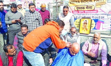 स्वामी अविमुक्तेश्वरानंद के साथ अभद्रता मामले में कांग्रेस नेताओं ने मुण्डन करवाकर जताया विरोध