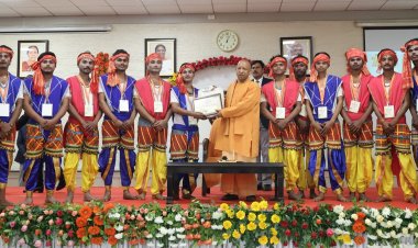 मुख्यमंत्री याेगी ने गणतंत्र दिवस पर विभिन्न राज्यों से आए कलाकारों का किया सम्मान