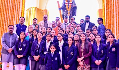 मुख्यमंत्री योगी ने जीपीओ पार्क में महात्मा गांधी की प्रतिमा पर अर्पित की पुष्पांजलि