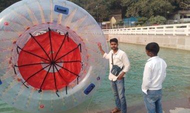 वाराणसी में नमो घाट पर वाटर बैलून प्ले ने पर्यटकों को किया आकर्षित