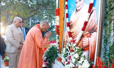 मुख्यमंत्री याेगी ने महात्मा गांधी के चित्र पर पुष्पचक्र चढ़ाकर श्रद्धासुमन अर्पित किया