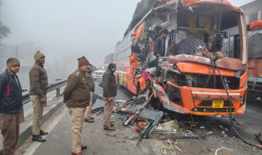 दिल्ली से बनारस जा रही टूरिस्ट बस दुर्घटनाग्रस्त,चालक-क्लीनर घायल