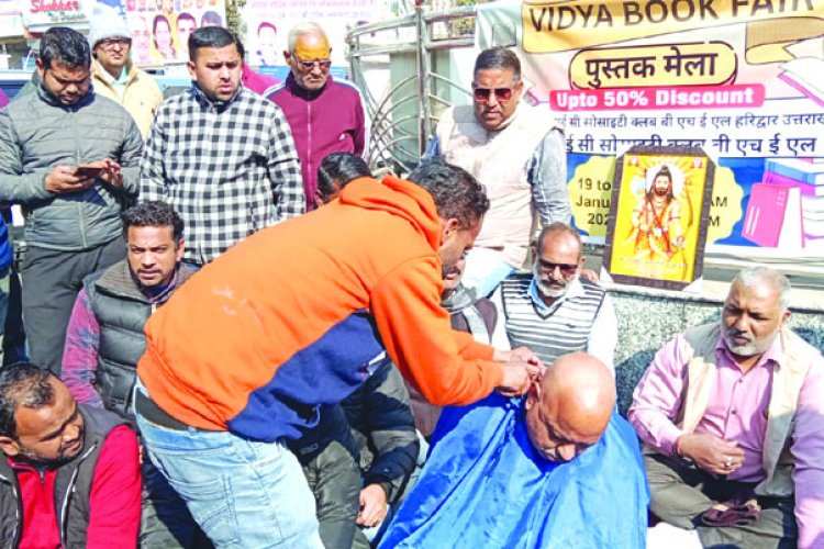 स्वामी अविमुक्तेश्वरानंद के साथ अभद्रता मामले में कांग्रेस नेताओं ने मुण्डन करवाकर जताया विरोध