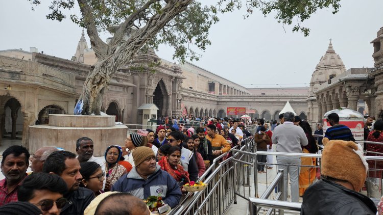 आंग्ल नववर्ष 2026 के पहले दिन श्री काशी विश्वनाथ और मां अन्नपूर्णा के दरबार में आस्था का सैलाब