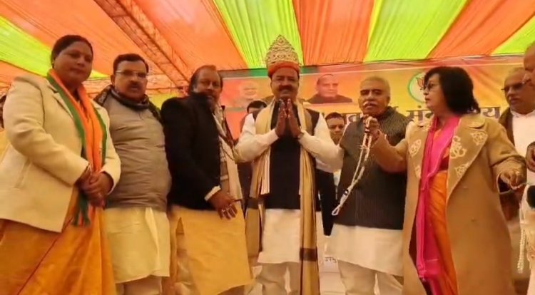 उपमुख्यमंत्री केशव प्रसाद मौर्य ने नववर्ष पर कंबल वितरण कर बुजुर्गों का लिया आशीर्वाद