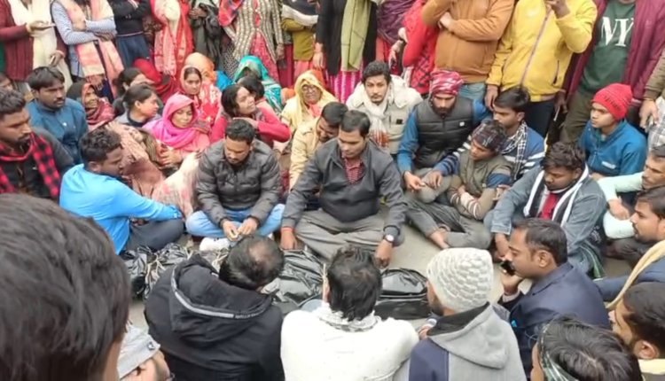 उत्तर प्रदेश के कुशीनगर में युवक की हत्या, आक्रोशित परिजनों ने लगाया जाम, बुलडोजर एक्शन की मांग