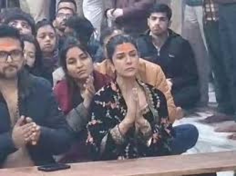 महाकाल मंदिर पहुंची फिल्म अभिनेत्री निमरत कौर, भस्म आरती में हुई शामिल