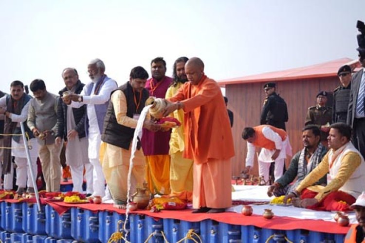 सीएम योगी ने ‘संगम स्नान’ कर किया गंगा पूजन, बड़े हनुमान जी के चरणों में झुकाया शीश