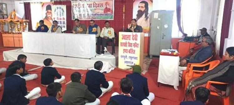 परिवार व समाज से मिले संस्कार एवं नैतिक शिक्षा से ही चरित्र का निर्माण