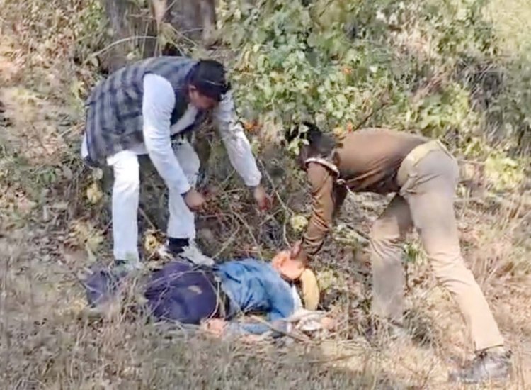 चित्रकूट कलेक्ट्रेट की बाउंड्री के पीछे पेड़ पर एक युवती ने लगाई फांसी