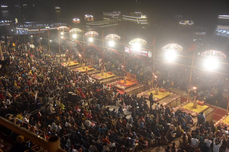 भारत के मुख्य न्यायाधीश सूर्यकांत और इलाहाबाद हाई कोर्ट के मुख्य न्यायाधीश ने काशी में देखी भव्य गंगा आरती