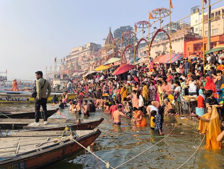 मौनी अमावस्या पर वाराणसी में लाखों श्रद्धालुओं ने मौन रह पवित्र गंगा में लगाई आस्था की डुबकी,किया दान पुण्य