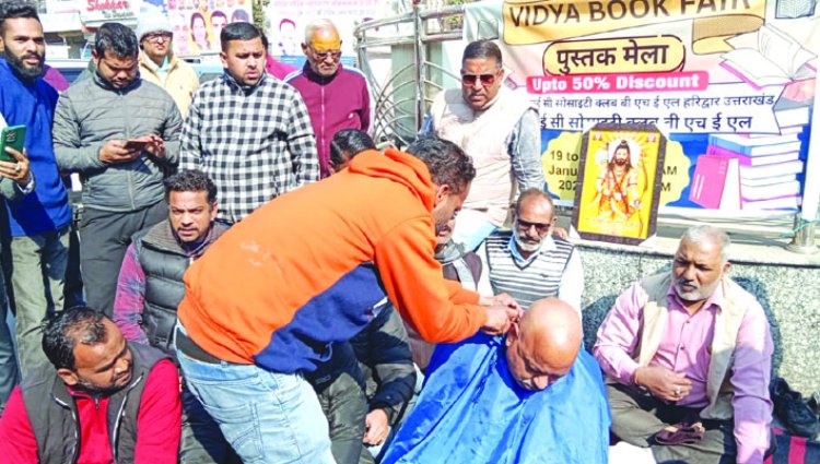 स्वामी अविमुक्तेश्वरानंद के साथ अभद्रता मामले में कांग्रेस नेताओं ने मुण्डन करवाकर जताया विरोध