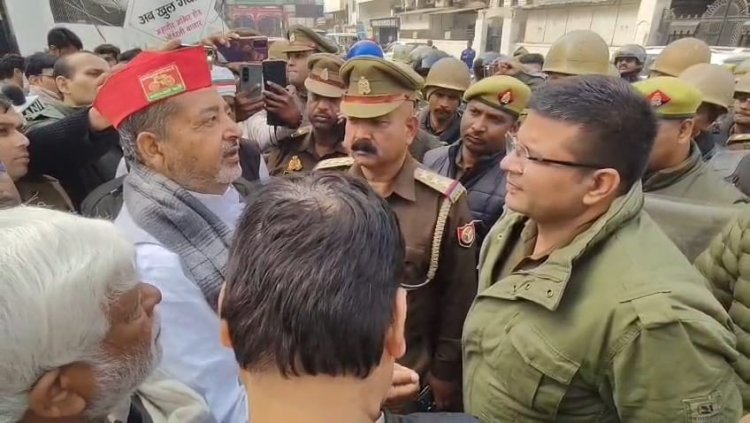 मणिकर्णिकाघाट जाने से रोकने पर सपा सांसद वीरेंन्द्र सिंह ने जताया विरोध