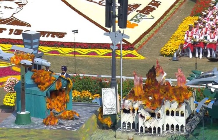 वायु सेना ने कर्तव्य पथ पर 'सिंदूर' फॉर्मेशन में फाइटर जेट उड़ाकर किया फ्लाई पास्ट