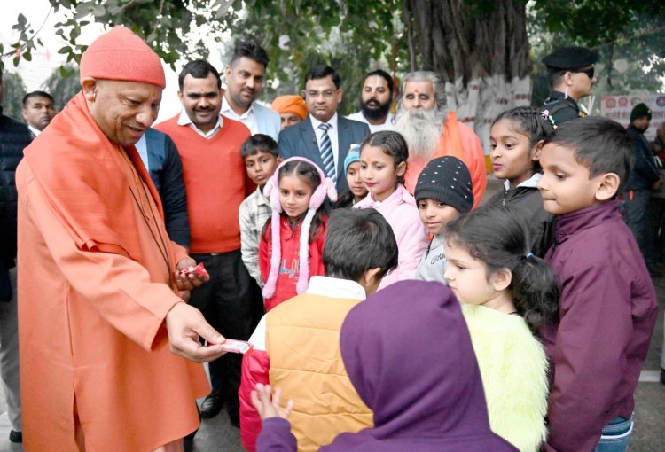 मुख्यमंत्री ने की गोसेवा, अपने हाथों से खिलाया गुड़-रोटी*
