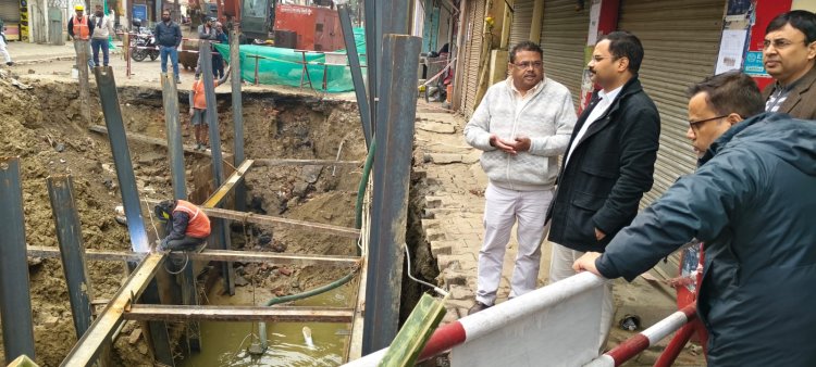 धंसे डॉट नाले का नगर आयुक्त ने लिया जायजा, सात मकान खाली कराने के निर्देश