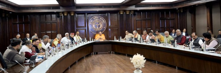 यूपी के 15 लाख शिक्षक व कर्मचारियों के लिए योगी कैबिनेट का फैसला, निजी अस्पतालों में भी कैशलेस इलाज सुविधा