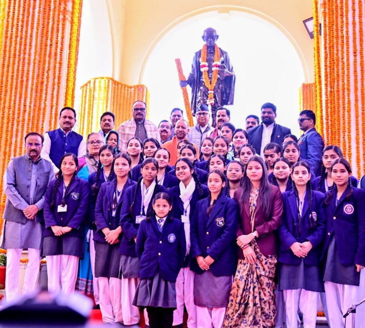 मुख्यमंत्री योगी ने जीपीओ पार्क में महात्मा गांधी की प्रतिमा पर अर्पित की पुष्पांजलि