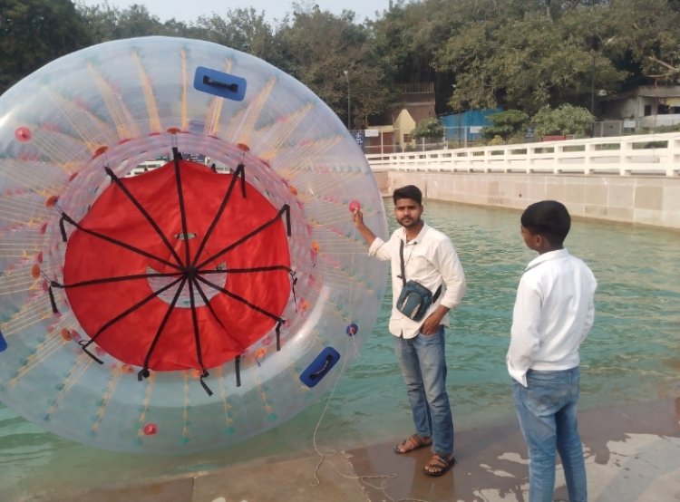 वाराणसी में नमो घाट पर वाटर बैलून प्ले ने पर्यटकों को किया आकर्षित