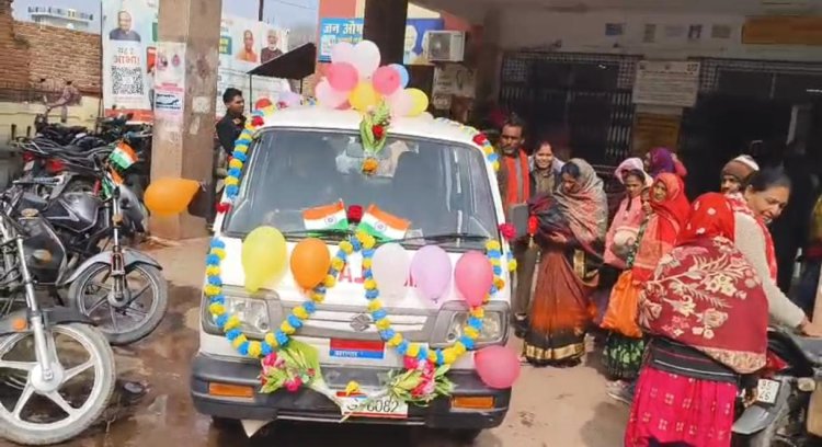 महिला बंदी ने दिया बेटी को जन्म, फूलों से सजी एंबुलेंस से जेल लाई गई नवजात और बजे ढाेल -नगाड़े