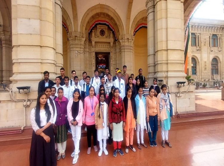दृष्टिबाधित छात्रों ने उत्तर प्रदेश विधानसभा का किया शैक्षिक भ्रमण
