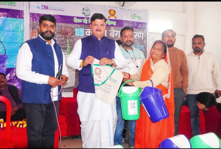 कपड़े के झोले के प्रयोग से कम होगा प्लास्टिक कचरा : महापौर