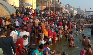 वाराणसी: माघ पूर्णिमा पर लाखों श्रद्धालुओं ने पुण्य सलिला गंगा में लगाई आस्था की डुबकी