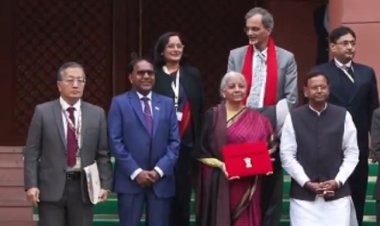 राष्ट्रपति से मुलाकात के बाद संसद भवन पहुंची वित्तमंत्री, कुछ देर में पेश करेंगी बजट