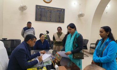 वाराणसी में जिलाधिकारी ने जनता दर्शन में फरियादियों की सुनी समस्याएं