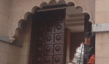 रंग रोगन के बाद चमक उठा श्रीकाशी विश्वनाथ मंदिर का मुख्य द्वार