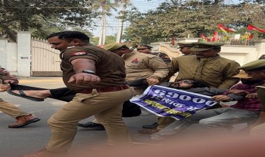 शिक्षक भर्ती मामले में आरक्षित वर्ग के अभ्यर्थियों ने उपमुख्यमंत्री मौर्य का आवास घेरा