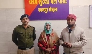 चलती ट्रेन से बुजुर्ग महिला गिरी, आरपीएफ सिपाही ने बचाई जान