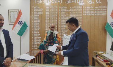 लिपिकीय त्रुटि से अटकी वरासत का डीएम ने एक घंटे में कराया निस्तारण, वृद्ध महिला को सौंपी खतौनी