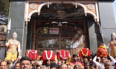 श्री कृष्ण जन्मभूमि मंदिर मथुरा से श्री काशी विश्वनाथ महादेव को भेंट स्वरूप समर्पित उपहार रवाना